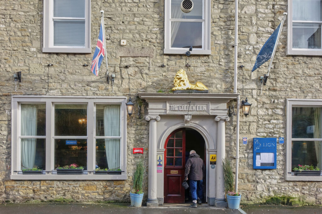 Image name golden lion settle yorkshire the 1 image from the post Walk: Settle (The Golden Lion) in Yorkshire.com.