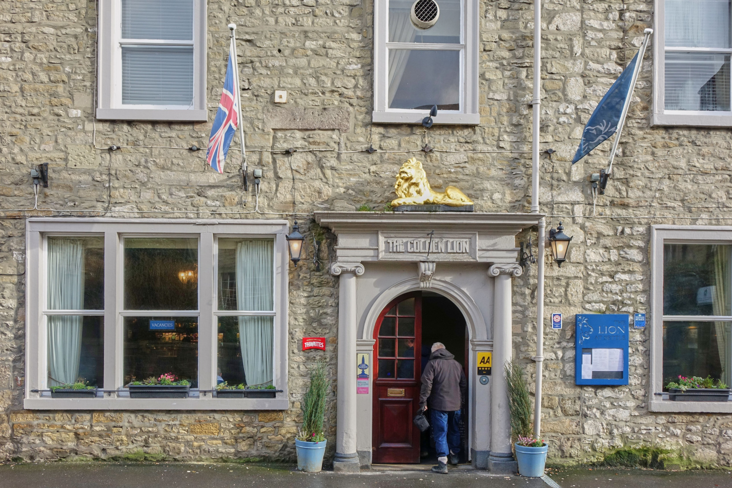 Image name golden lion settle yorkshire the 29 image from the post Walk: Settle (The Golden Lion) in Yorkshire.com.