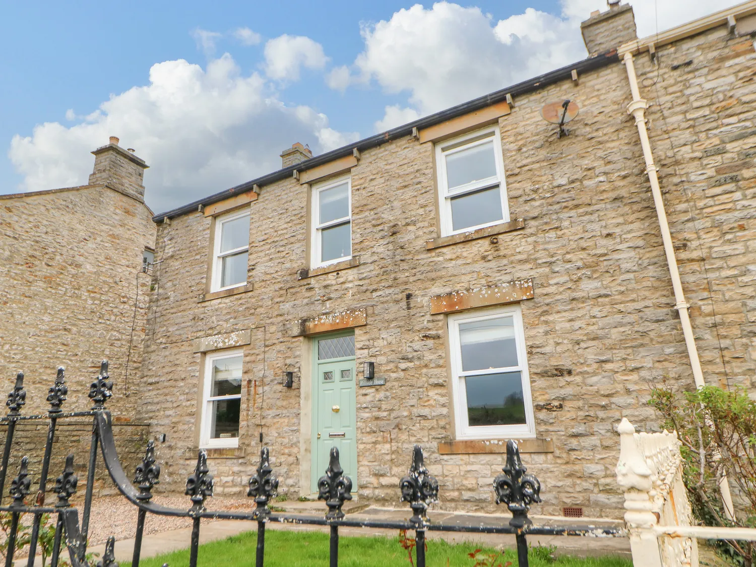 Image name hillside house aysgarth via sykes the 3 image from the post Hillside House in Yorkshire.com.