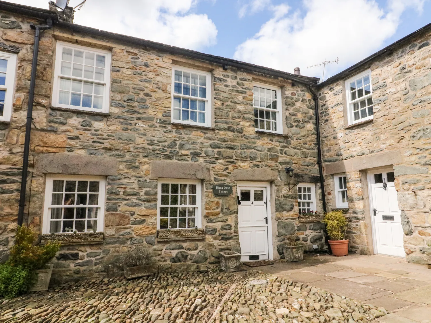 Image name piggy bank cottage sedbergh cumbria the 2 image from the post Accommodation in Yorkshire.com.