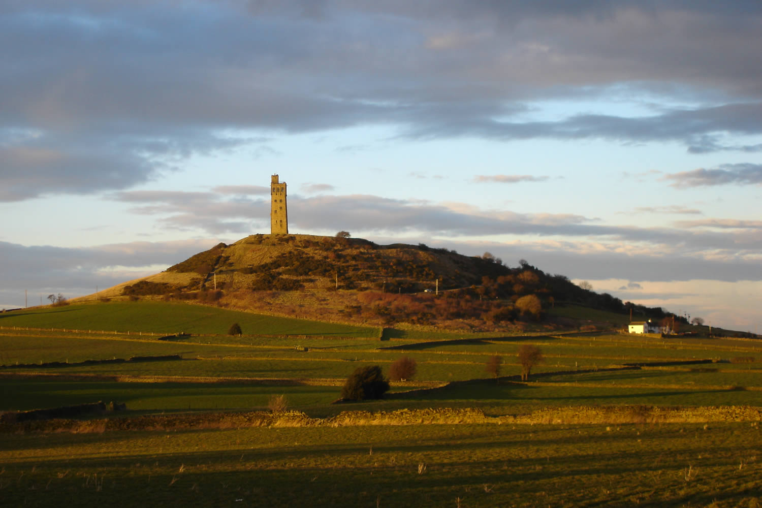 Image name Castle Hill and Victoria Tower the 4 image from the post Castle Hill and Victoria Tower in Yorkshire.com.