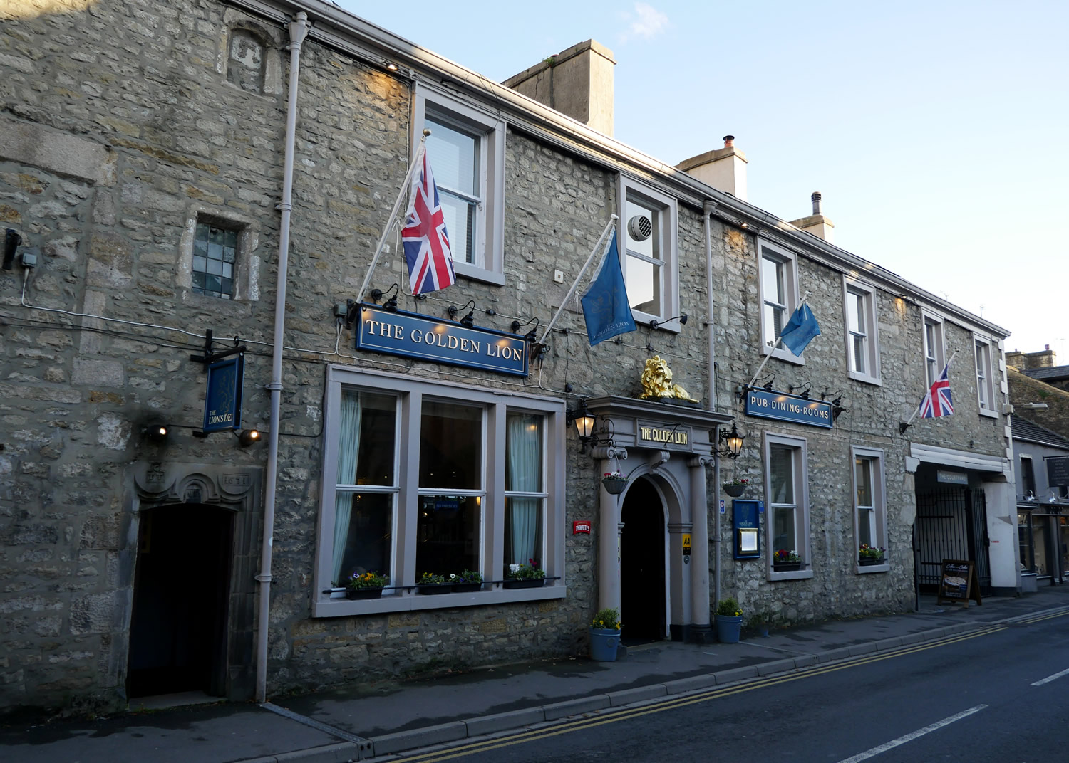 The Golden Lion at Settle Accommodation image 1 Image name The Golden Lion at Settle the 1 image from the post The Golden Lion at Settle in Yorkshire.com.