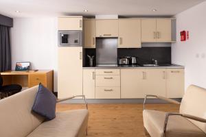 Roomzzz Leeds City West image two