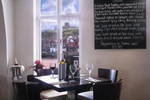 Harrys lounge image two