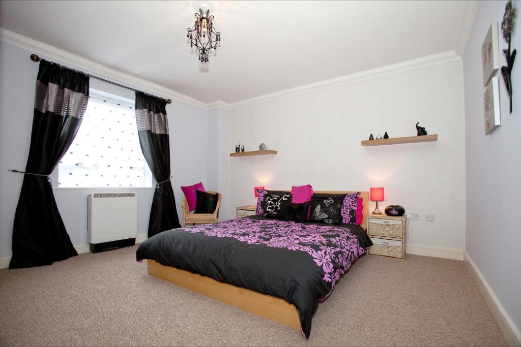 Riverbank View Three Bedroom Apartment with Free Parking Accommodation image 1 Riverbank View Three Bedroom Apartment with Free Parking image one