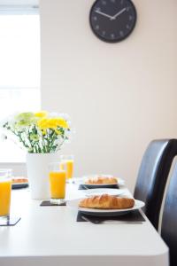 Hampton House - Lovely and Spacious 2 Bedroom Apartment - WITH FREE PARKING Accommodation image 2 Hampton House - Lovely and Spacious 2 Bedroom Apartment - WITH FREE PARKING image two