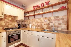 Cosy Victorian Apartment - Central York Accommodation image 2 Cosy Victorian Apartment - Central York image two
