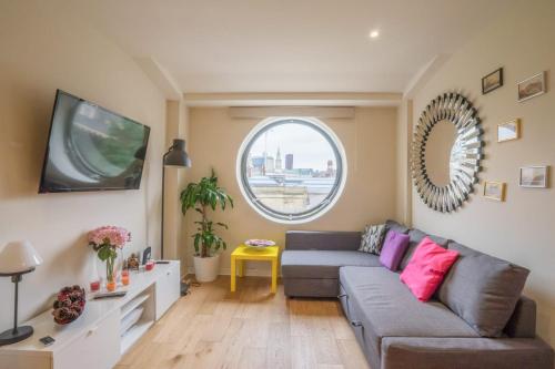 Beautiful Central Apartment, Stunning Views Leeds Centre Landmarks Accommodation image 3 Beautiful Central Apartment, Stunning Views Leeds Centre Landmarks image three