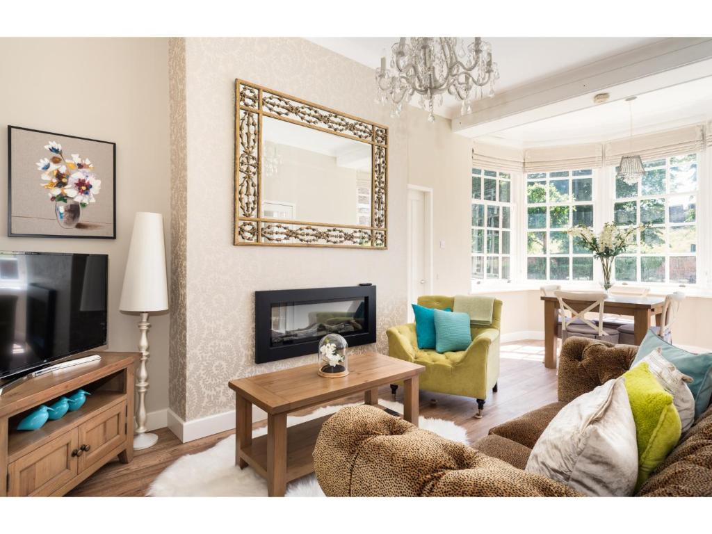 Stunning 1BR Apartment in Central York w/Parking Accommodation image 1 Stunning 1BR Apartment in Central York w/Parking image one