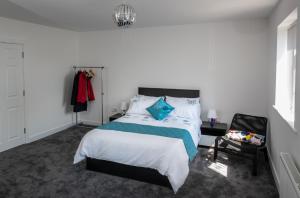 Fantastic Large House with Private Parking Accommodation image 2 Fantastic Large House with Private Parking image two