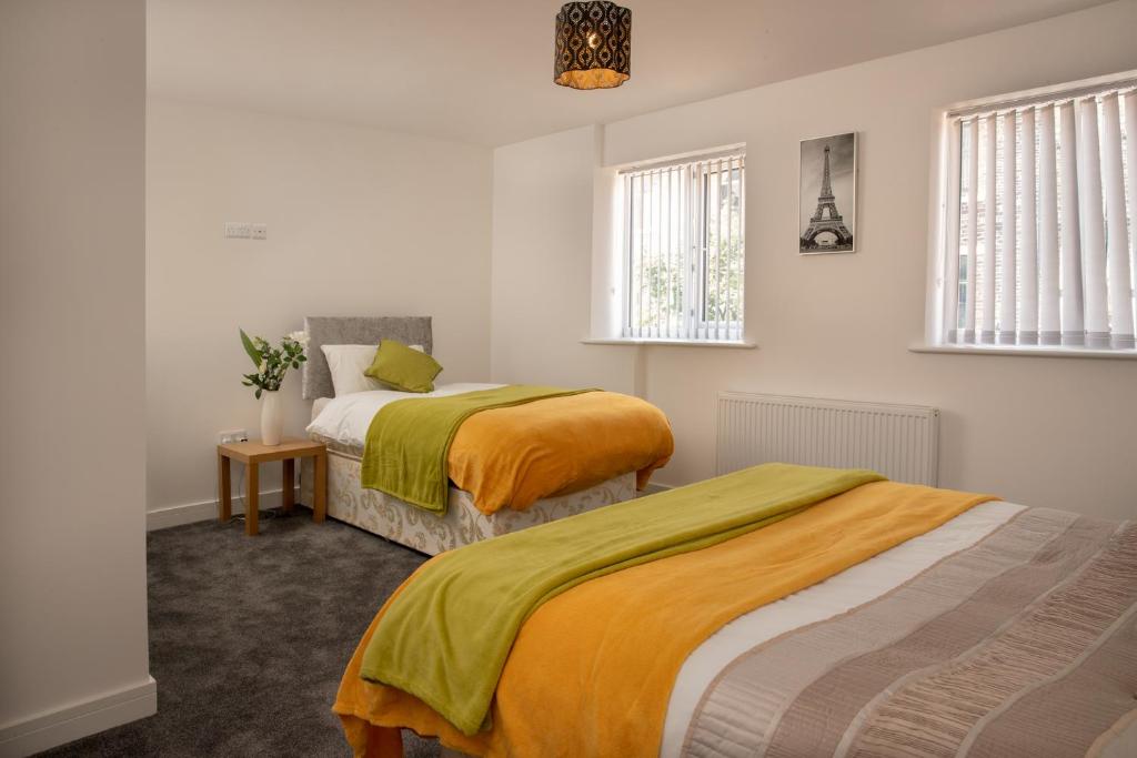 Fantastic Large House with Private Parking Accommodation image 1 Fantastic Large House with Private Parking image one