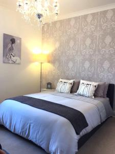 Entire 2-bedroom house with garden Accommodation image 1 Entire 2-bedroom house with garden image one