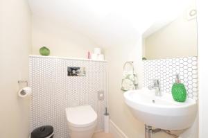 The Mews - 2 Bedroom Luxury, Spacious House With Free Parking Accommodation image 2 The Mews - 2 Bedroom Luxury, Spacious House With Free Parking image two