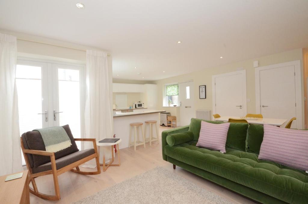 The Mews - 2 Bedroom Luxury, Spacious House With Free Parking Accommodation image 1 The Mews - 2 Bedroom Luxury, Spacious House With Free Parking image one