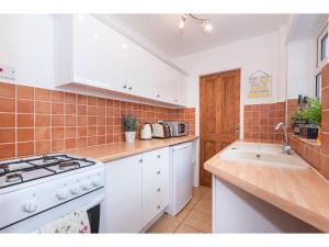 Fibre Broadband and FREE Street Parking, Sleeps 5 image two