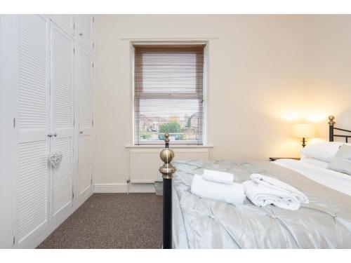 Fibre Broadband and FREE Street Parking, Sleeps 5 image three