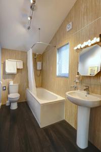 Manor Court Hotel image two