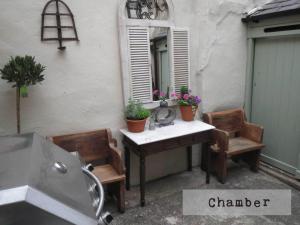 Trembling Madness Apartments image two
