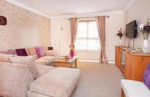 Riverbank View Three Bedroom Apartment with Free Parking Accommodation image 2 Riverbank View Three Bedroom Apartment with Free Parking image two