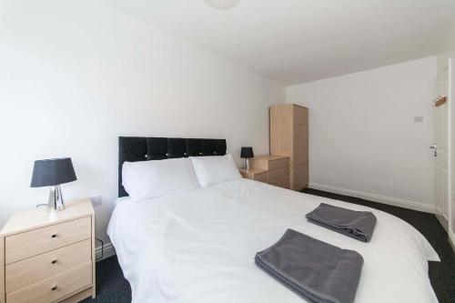 Belmont Budget Apartment image three
