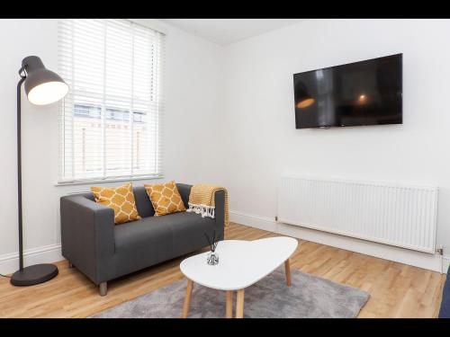 Apartment 5 Blue Bridge Court Accommodation image 3 Apartment 5 Blue Bridge Court image three