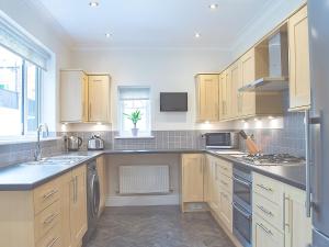 Mayville Lodge - STUNNING 3 BEDROOMED TOWNHOUSE WITH FREE PARKING Accommodation image 2 Mayville Lodge - STUNNING 3 BEDROOMED TOWNHOUSE WITH FREE PARKING image two