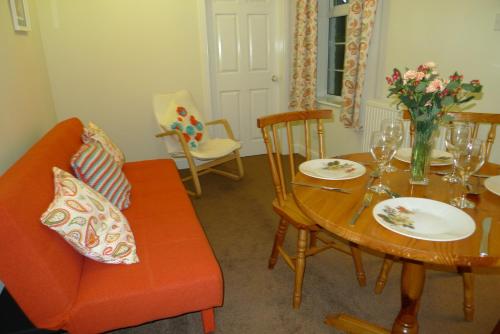 Courtyard Cottage image three