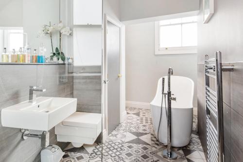 The Corson at Claremont Apartments image three