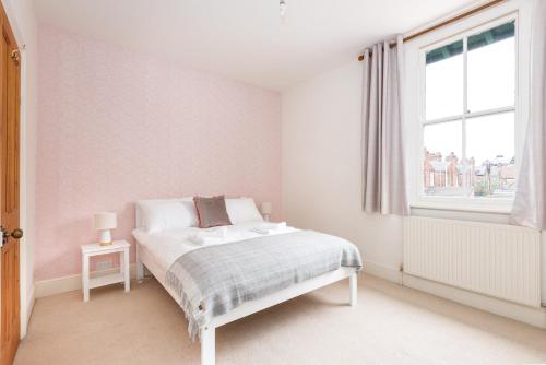 Period property nr Bishy Rd&races, sleeps up to 6! Accommodation image 3 Period property nr Bishy Rd&races, sleeps up to 6! image three