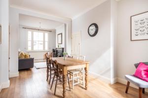 Period property nr Bishy Rd&races, sleeps up to 6! Accommodation image 2 Period property nr Bishy Rd&races, sleeps up to 6! image two