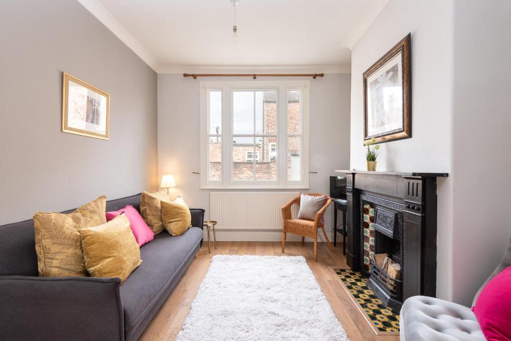 Period property nr Bishy Rd&races, sleeps up to 6! Accommodation image 1 Period property nr Bishy Rd&races, sleeps up to 6! image one