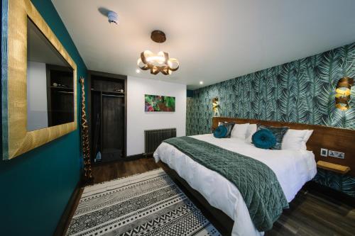 Absoluxe Suites image three