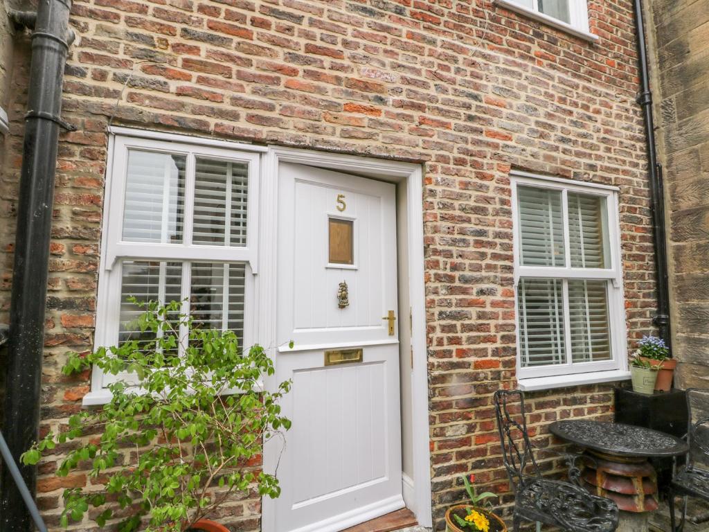 5 Oystons Yard image one