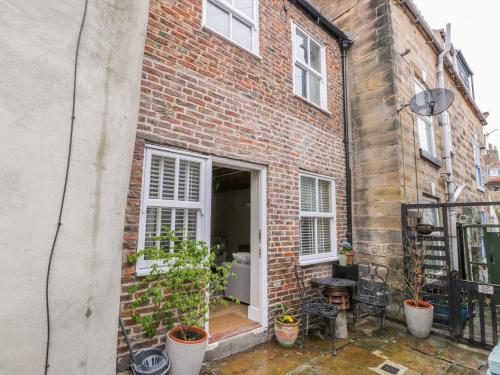 5 Oystons Yard image three
