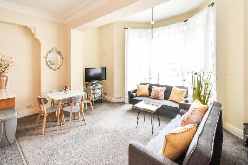 Holgate Manor Apartment image one