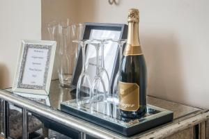 Holgate Manor Apartment image two