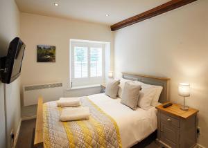 Host & Stay - Bumblebee Cottage image two