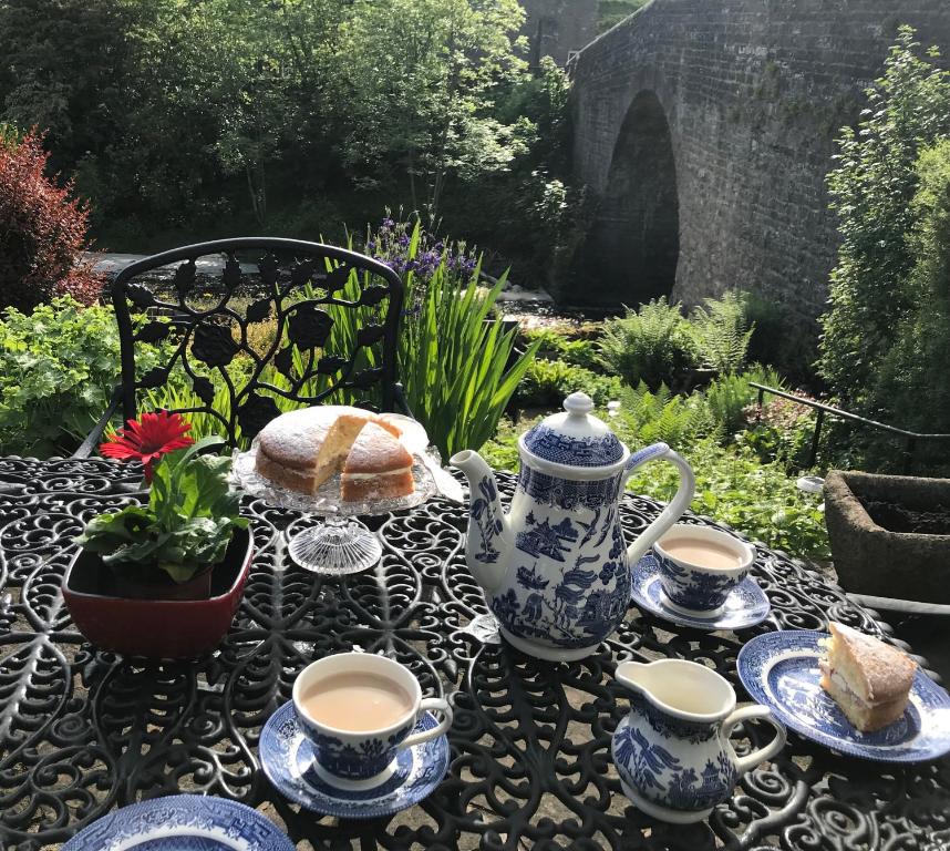 Bridge Cottage, Bainbridge, with riverside garden! Accommodation image 1 Bridge Cottage, Bainbridge, with riverside garden! image one