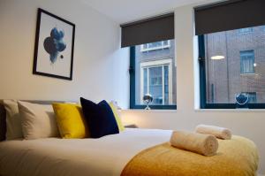 Sleeps 5 with 2 bedrooms and sofabed, perfect for work or leisure, stylish spacious city centre apartment, book our Queen Suite, today! image two