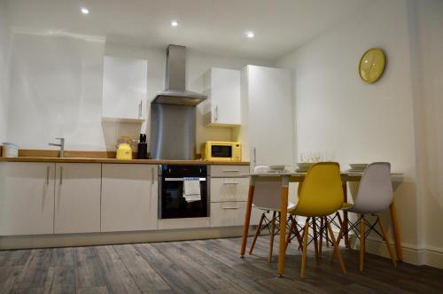 Sleeps 5 with 2 bedrooms and sofabed, perfect for work or leisure, stylish spacious city centre apartment, book our Queen Suite, today! image three