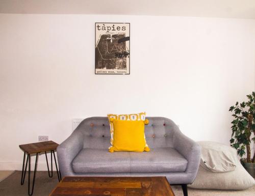 Impressive Urban Townhouse - Leeds City Centre Accommodation image 3 Impressive Urban Townhouse - Leeds City Centre image three