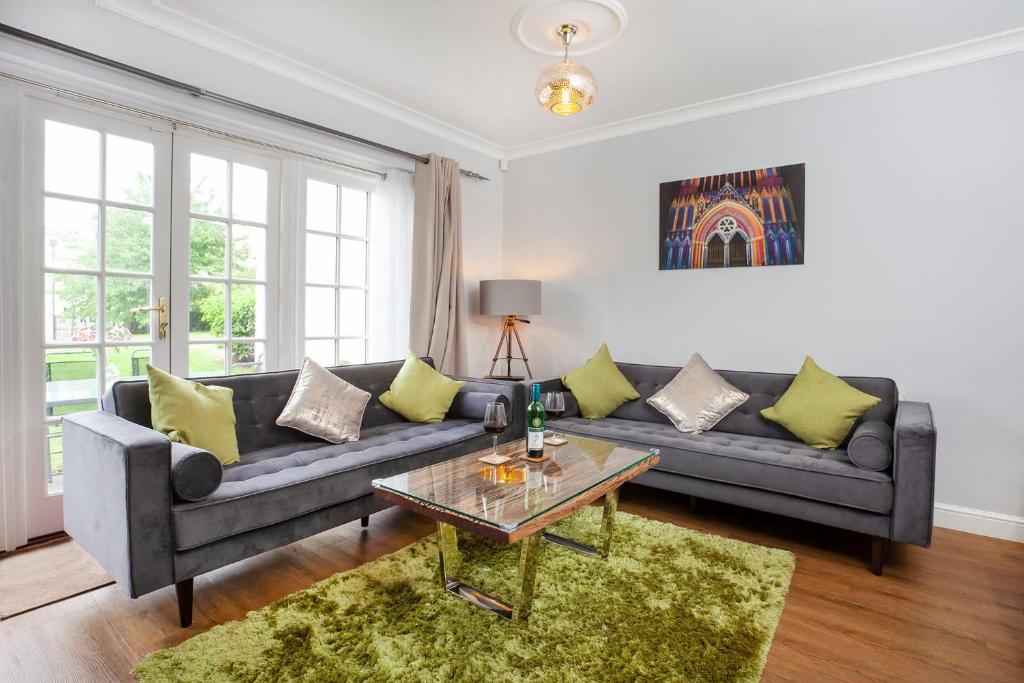 Thomas, off Leeman Road, Sleeps 9 image one