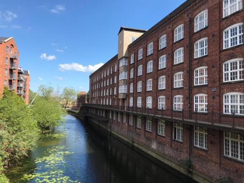 Cosmopolitan River Side Apartment YORK image three