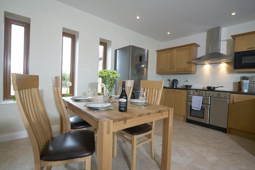 Middleton Cottages image one