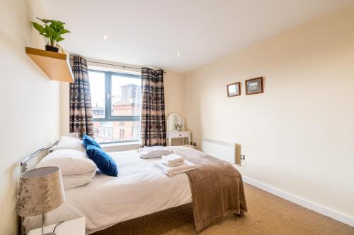 Spacious City 2 Bed, 2 Bath, FREE PARKING & WiFi image three