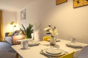 Central, Stylish 2-bed Apartment, with allocated parking Accommodation image 2 Central, Stylish 2-bed Apartment, with allocated parking image two