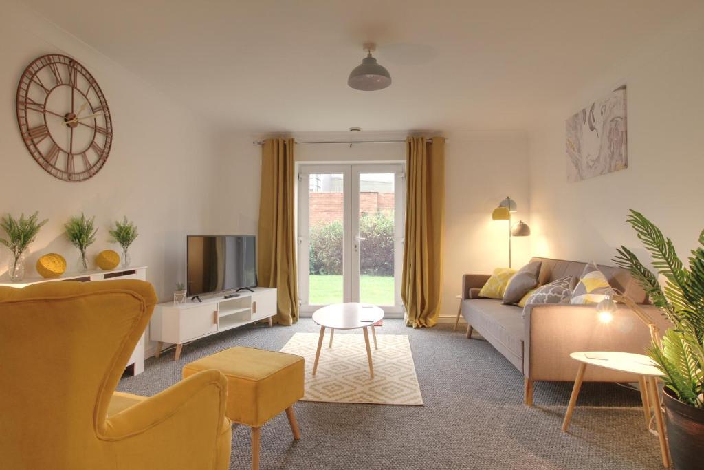 Central, Stylish 2-bed Apartment, with allocated parking Accommodation image 1 Central, Stylish 2-bed Apartment, with allocated parking image one