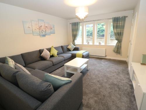 Modern Town House Shepley image three