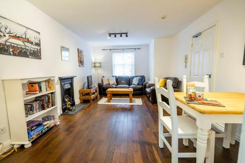 Priory Street Apartment with Parking Accommodation image 3 Priory Street Apartment with Parking image three
