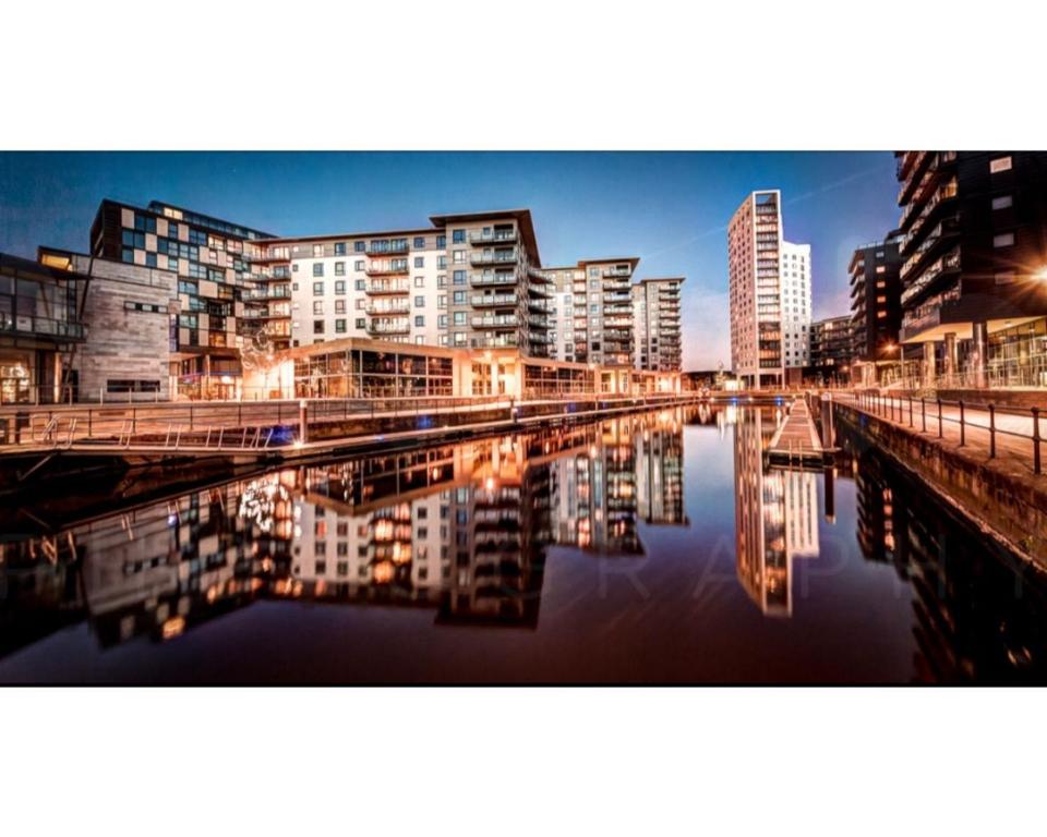 Modern Deluxe Leeds Dock Apartment Free Parking Accommodation image 1 Modern Deluxe Leeds Dock Apartment Free Parking image one